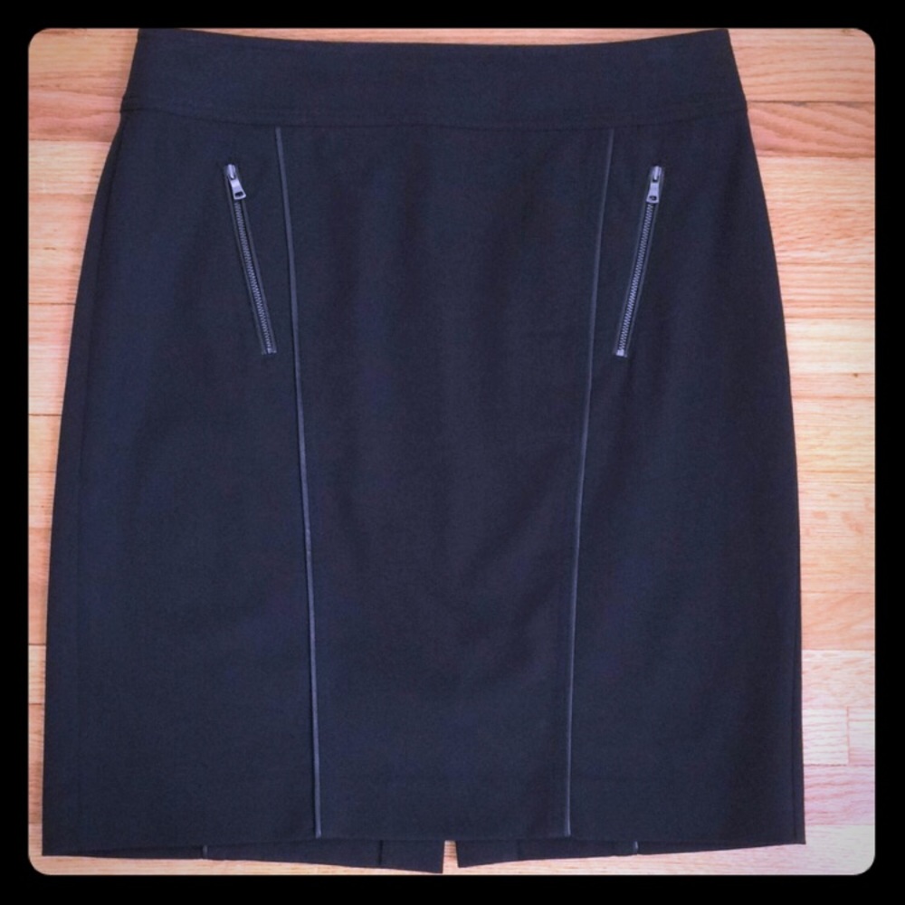 AnnTaylor Black pencil skirt w/zip pockets& piping